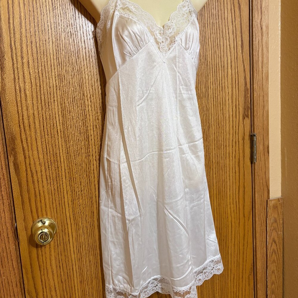 (Donated to Goodwill)  Slipperfections Dress Slip white Nylon w/ Lace Trim Sz 34